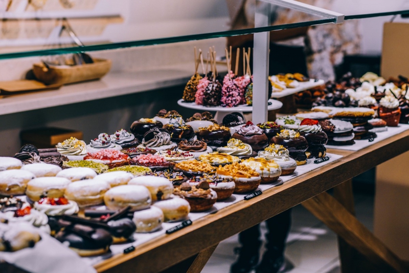 boulangerie-MONS-min_shop_dessert_pastry_bakery_counter-184398